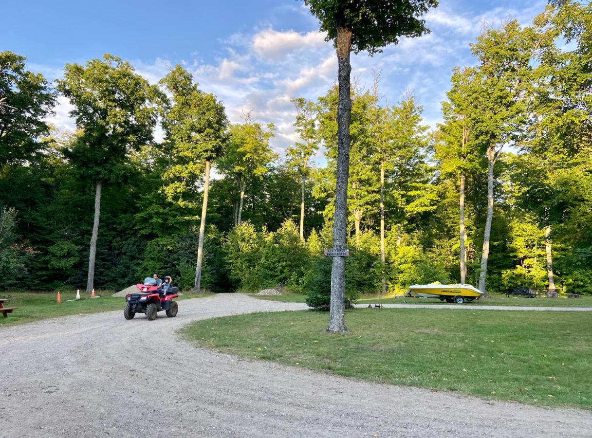 Algonquin Madawaska Lodge Cottage Glamping Cabins Buitenkant foto